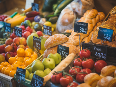 Rédiger des fiches produit pour ecommerce local : structure, objections et mots-clés qui vendent